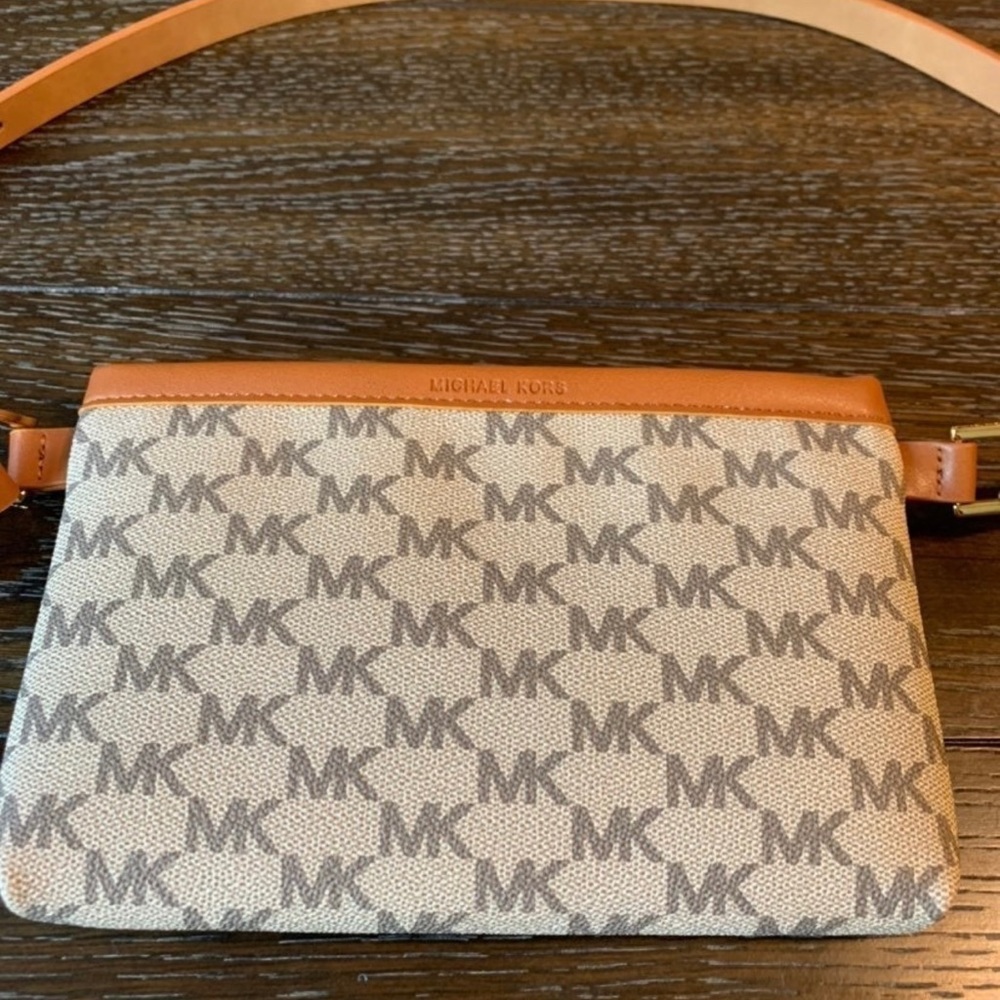 Michael Kors MK signature. Belt wallet Genuine leather. Size “S”